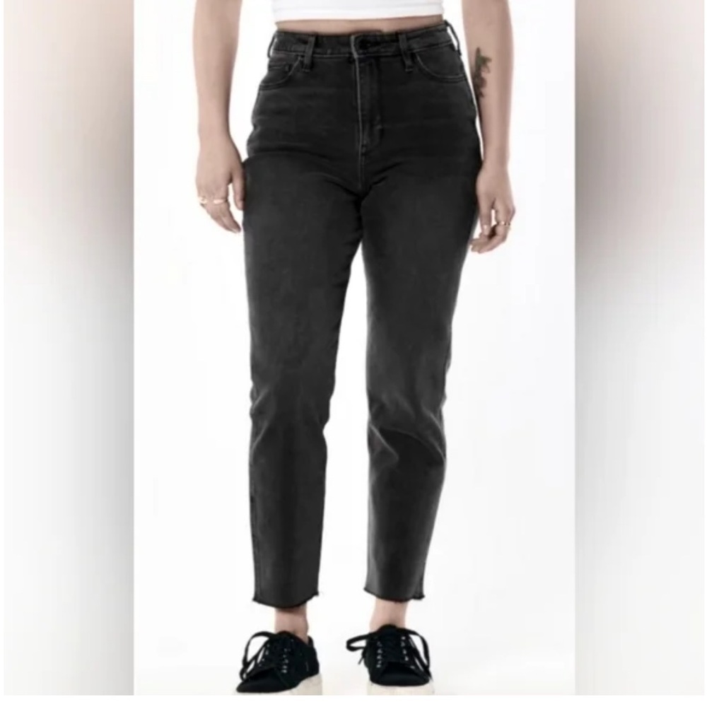 HOLLISTER - Ultra High Rise Mom Jean - Raw Hem